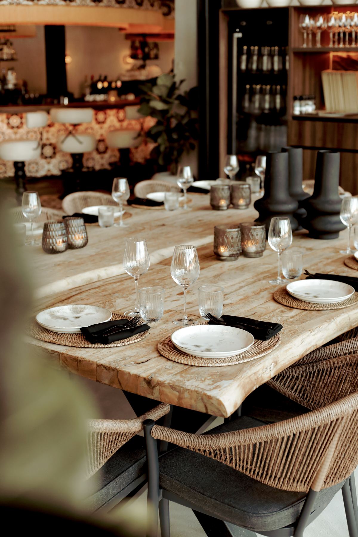 De Family Kitchen Table, gedekt, met de bar op de achtergrond