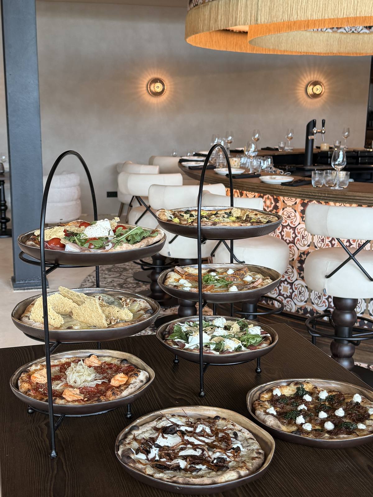 Pizzettes op etagères in het restaurant van Giorgio Rosa