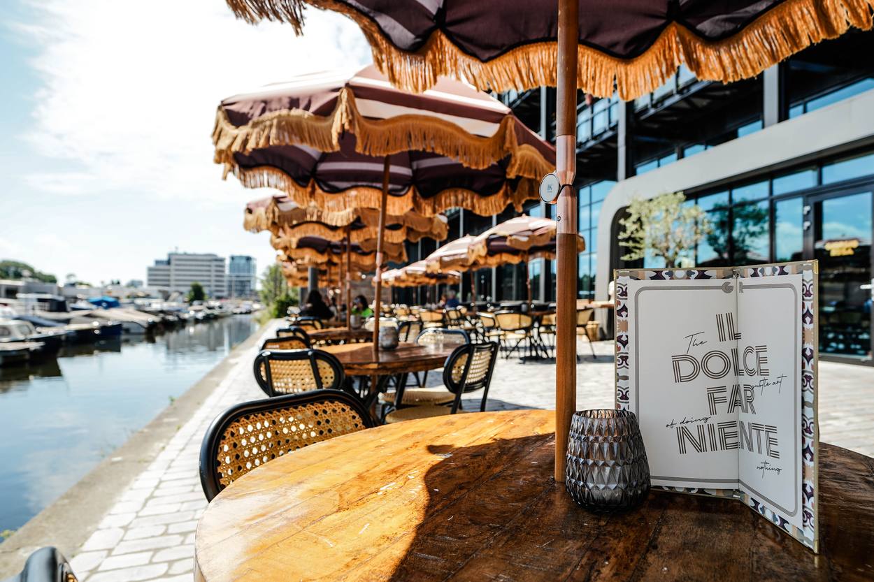 Menukaart met il dolce far niente op een terrastafel