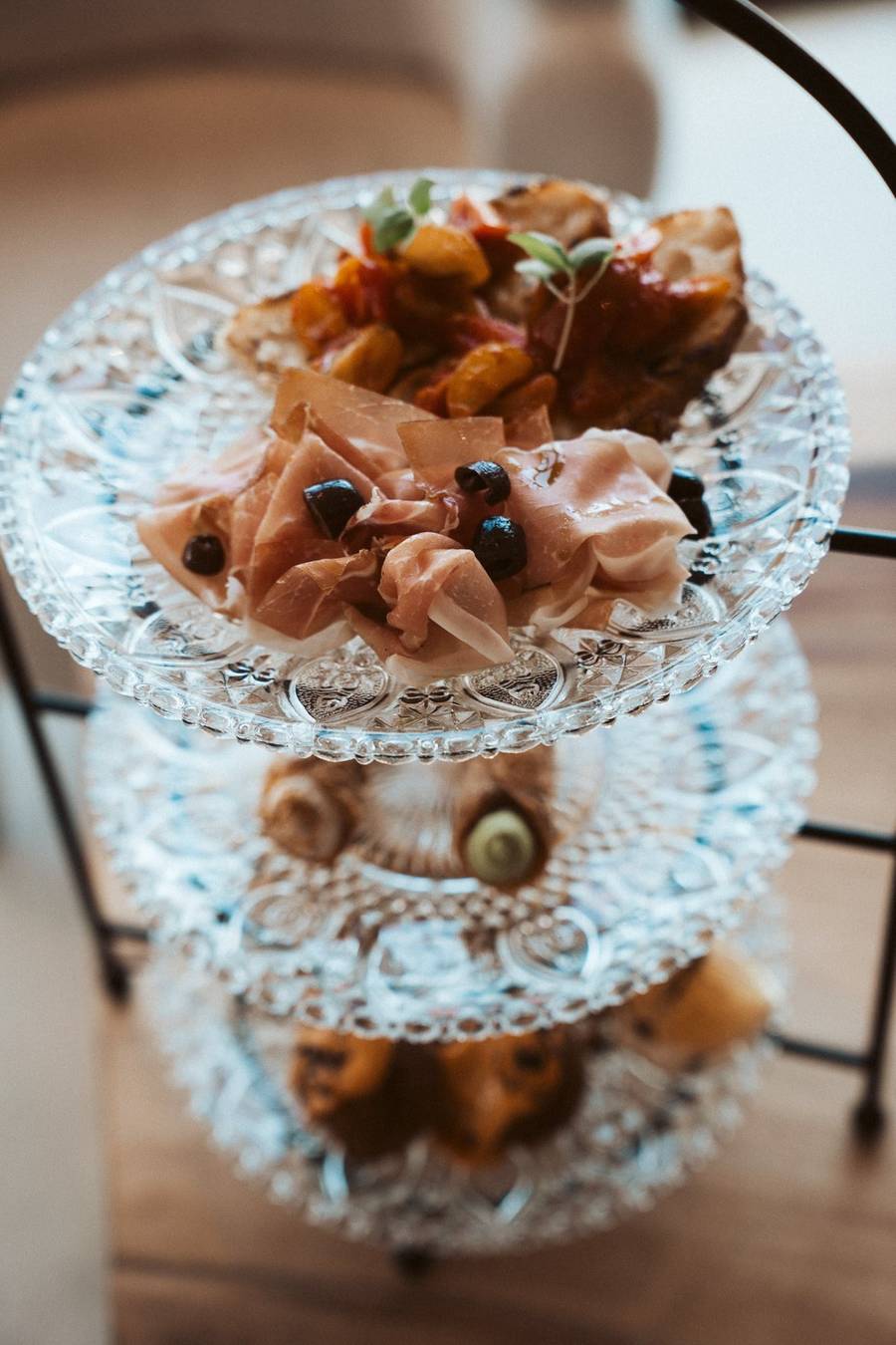 Etagère met bruschetta, prosciutto en olijven