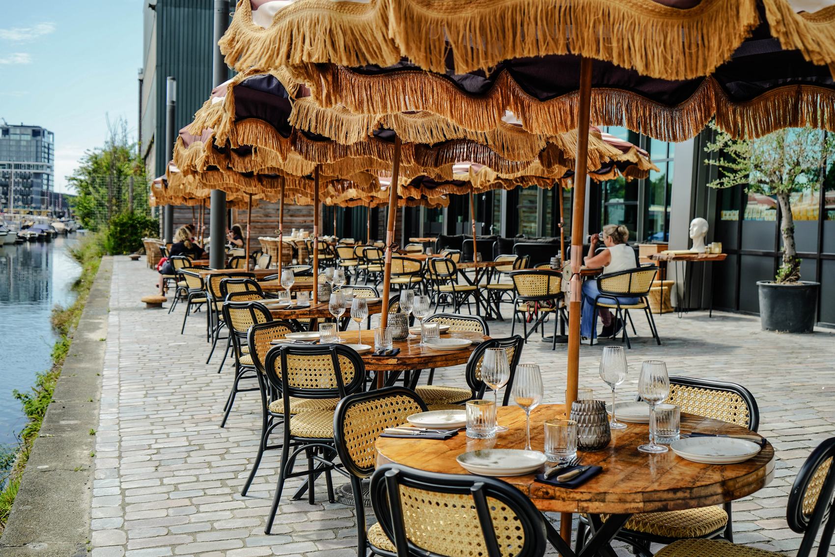 Het terras van Giorgio Rosa aan de Binckhorsthaven