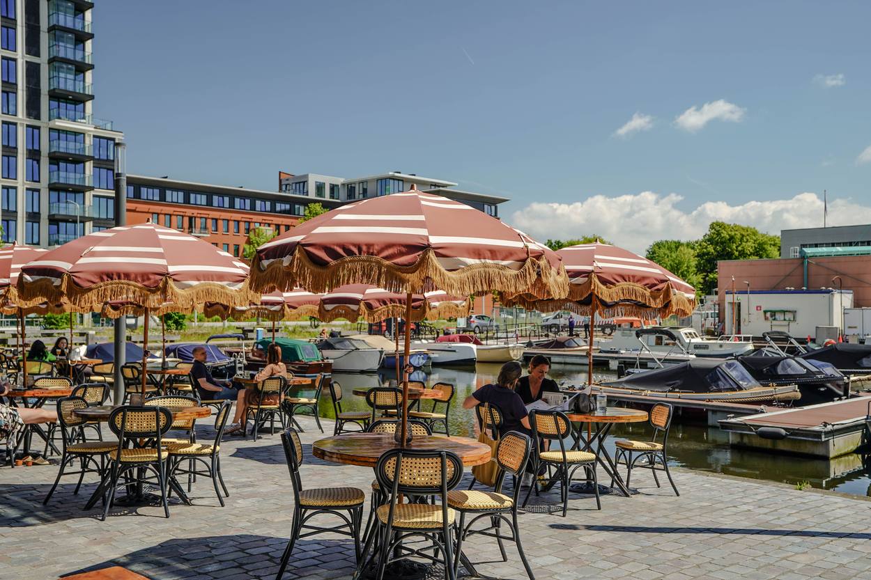 Gasten op het terras aan de haven
