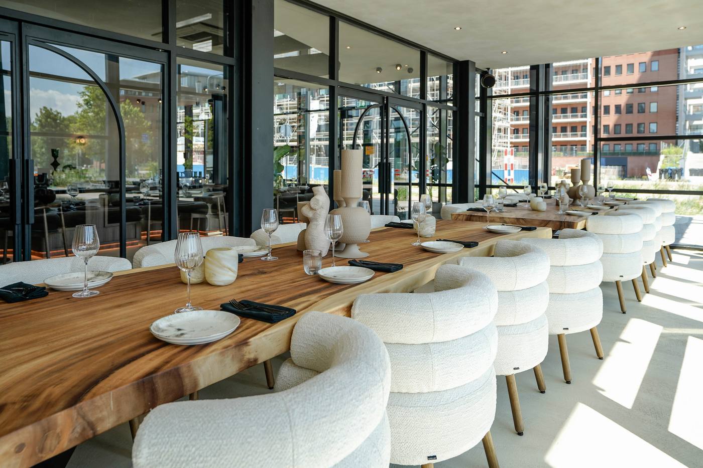 De lange tafel in de private room met bouclé fauteuils