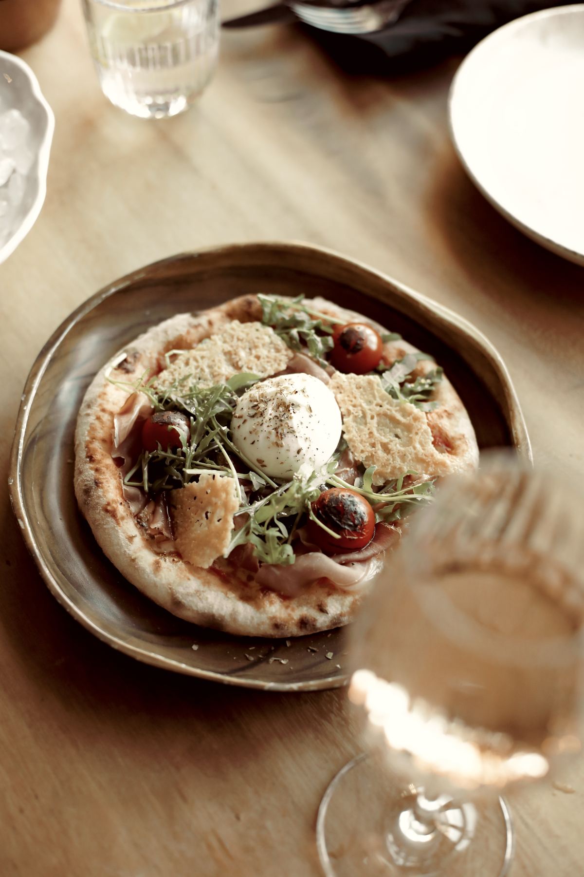Pizzetta met burrata, prosciutto en rucola bij Giorgio Rosa in Den Haag